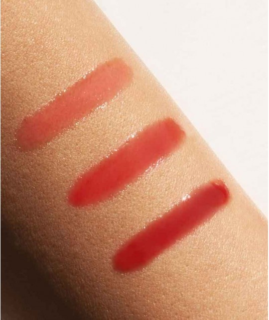 Madara Naturkosmetik Lipgloss Glossy Venom Rot Ruby Red Hydrating Vegan swatch organic makeup