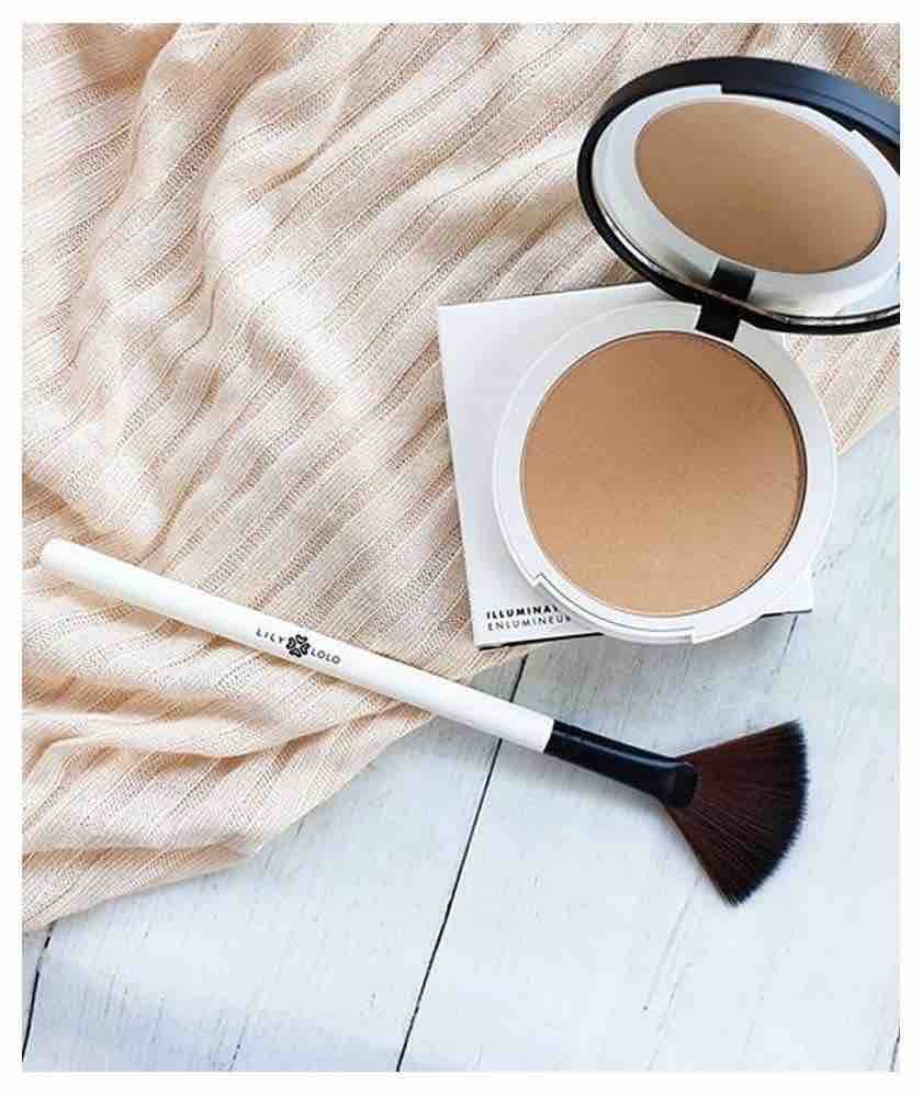 Lily Lolo Small Fan Brush – well&belle natural beauty