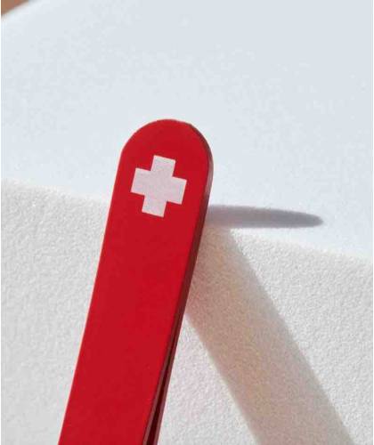RUBIS Switzerland Pinzette Classic schräg - Swiss Cross Rot Beauty Augenbrauen handmade Kosmetik