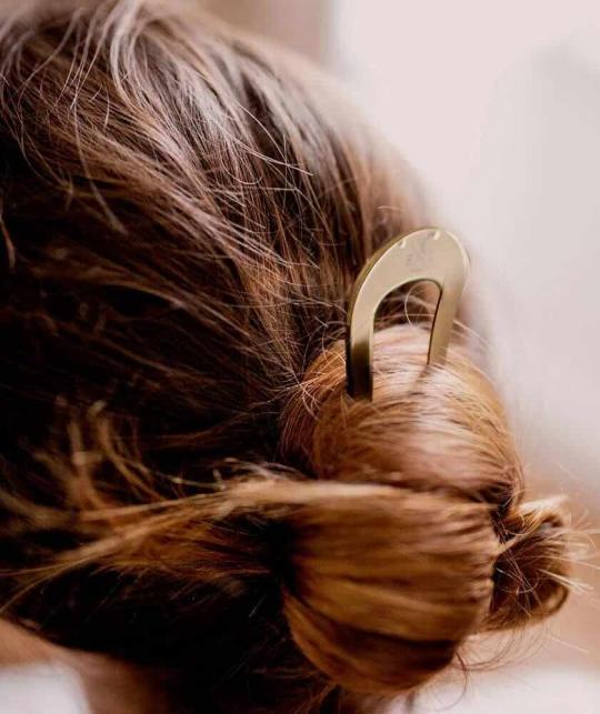 Pic à Chignon doré Pauline BACHCA coiffure bohème chic accessoire cheveux métal l'Officina Paris