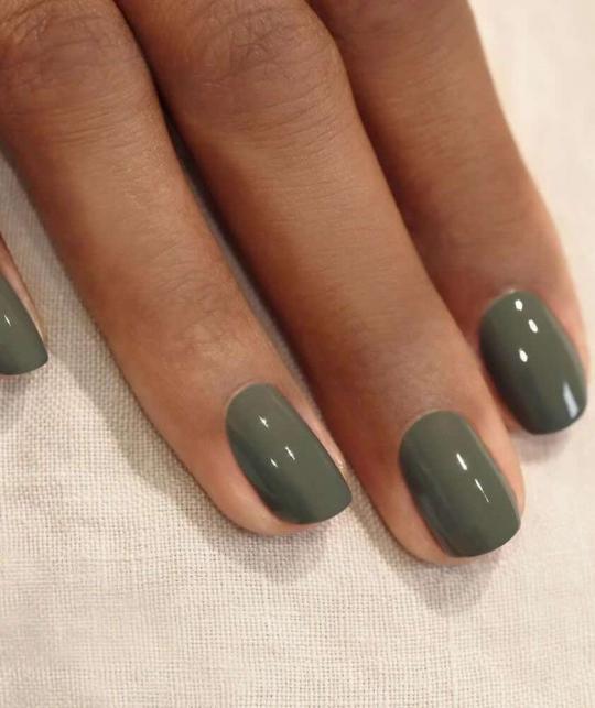 Vernis vert Khaki GREEN Manucurist gris l'Officina Paris