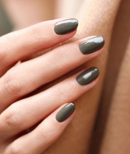 Vernis vert Khaki GREEN Manucurist gris l'Officina Paris