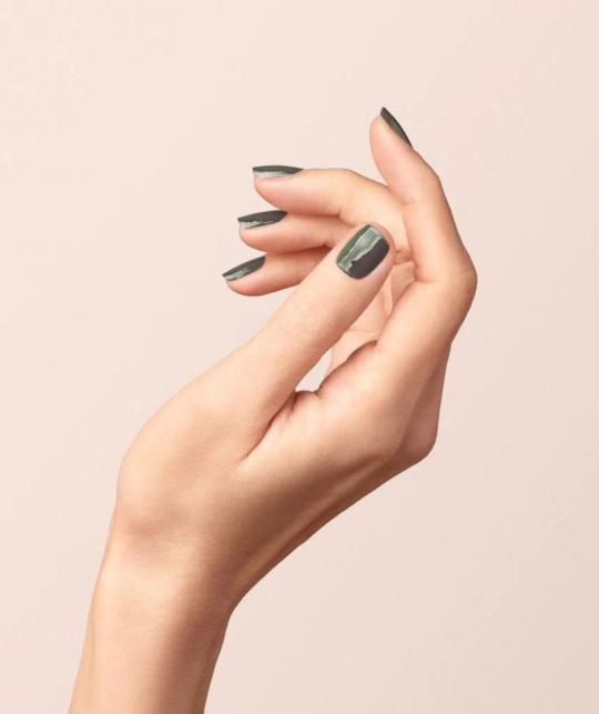 Vernis vert Khaki GREEN Manucurist gris l'Officina Paris