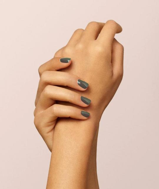Vernis vert Khaki GREEN Manucurist gris l'Officina Paris