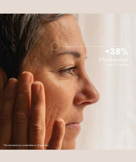 Haut wirkt prall und frisch nach Anwendung des Clémence & Vivien feuchtigkeitsspendenden Gesichtstoners – Naturkosmetik