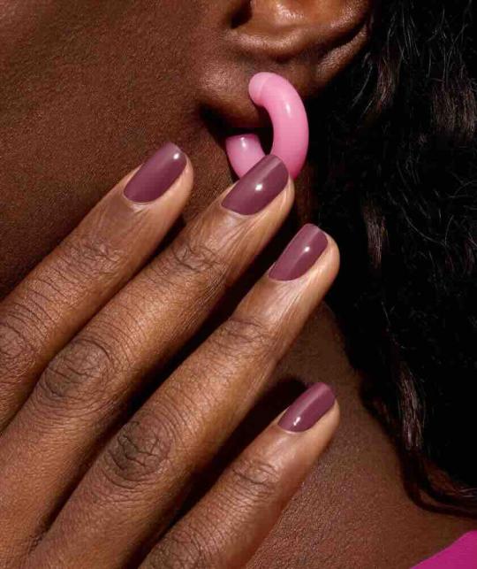 Nagellack Pflaume Violett Manucurist GREEN Victoria Plum l'Officina Paris Naturkosmetik