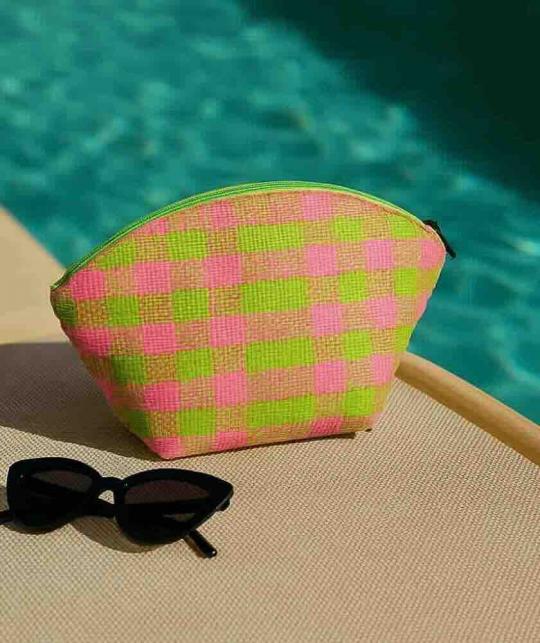 Raffia cosmetic bag green & pink l'Officina Paris beauty natural handcrafted Summer beach