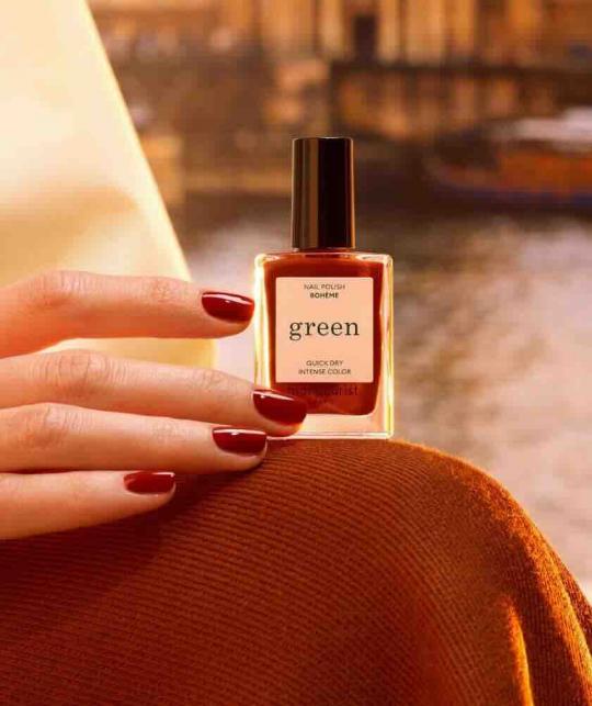 Elegante Pariser Maniküre mit Manucurist GREEN™ Nagellack Bohème, rotes Braun, L'Officina Paris