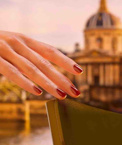 Pariser Chic Maniküre mit Manucurist GREEN™ Nagellack Bohème, rotes Braun, L'Officina Paris