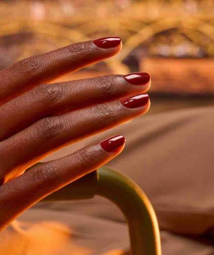 Pariser Eleganz: Manucurist GREEN™ Nagellack Bohème auf stilvollen Händen, L'Officina Paris