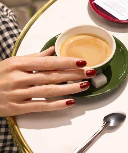 Schicke Pariser Maniküre mit Manucurist GREEN™ Nagellack Bohème, eleganter Lifestyle, L'Officina Paris