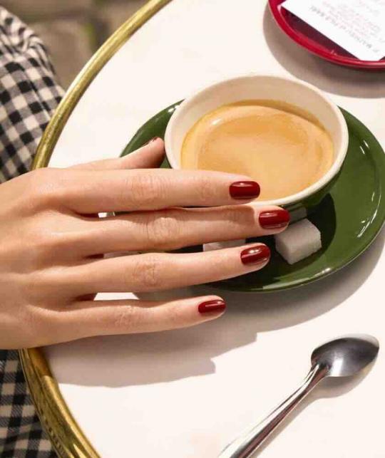 Schicke Pariser Maniküre mit Manucurist GREEN™ Nagellack Bohème, eleganter Lifestyle, L'Officina Paris