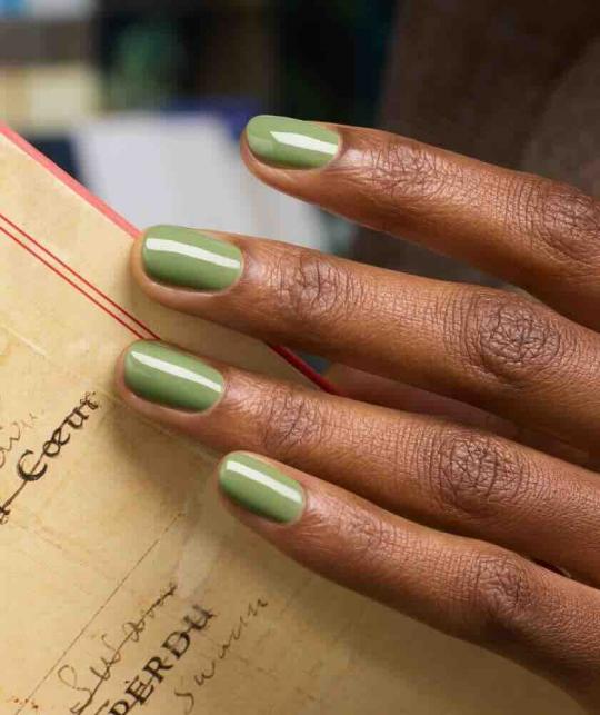 Chic Maniküre in Paris mit Tuileries GREEN™ Manucurist Nagellack in Olivgrün im Pariser Park