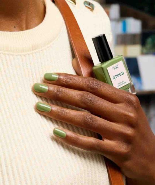 Eleganter Look mit GREEN™ Manucurist Nagellack Tuileries in Olivgrün, inspiriert vom Tuileries Garten in Paris