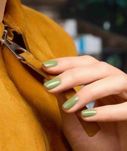 Pariser Stil mit Tuileries GREEN™ Manucurist Nagellack in Olivgrün und Gartenambiente