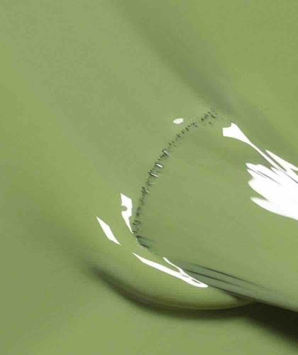 Olivgrüne Nuance Tuileries GREEN™ Manucurist, intensive und glänzende Nagelfarbe