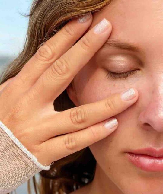 Manucurist GREEN™ Mermaid Nagellack – Transparente holografische Glitzer-Optik für einen funkelnden Effekt.