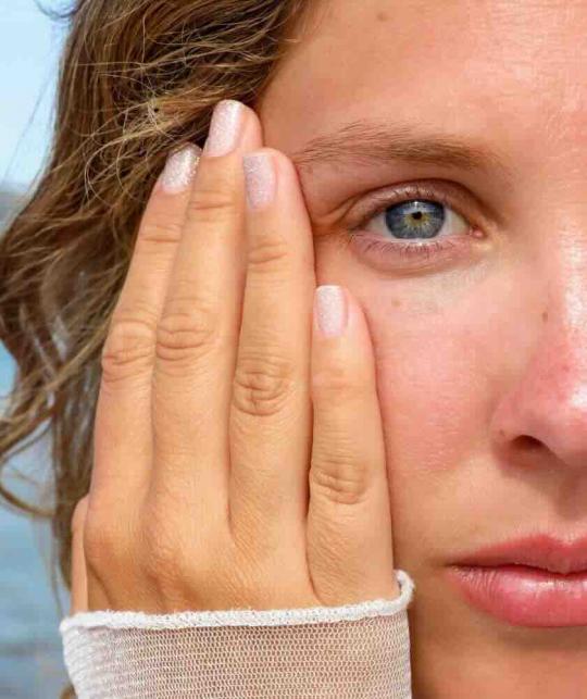 Elegante Maniküre mit Manucurist GREEN™ Mermaid – Subtiler Glitzereffekt.