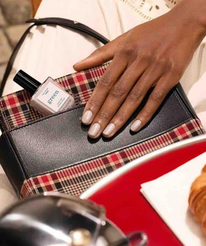 Tweed GREEN™ Manucurist Nagellack – eleganter Herbstlook in den Straßen von Paris
