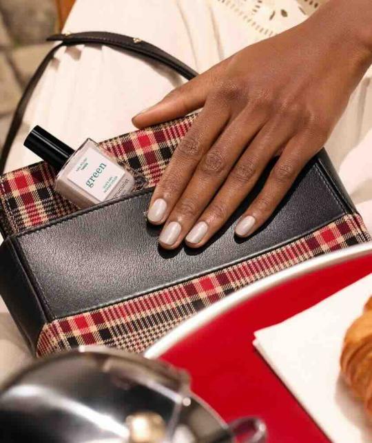 Tweed GREEN™ Manucurist Nagellack – eleganter Herbstlook in den Straßen von Paris