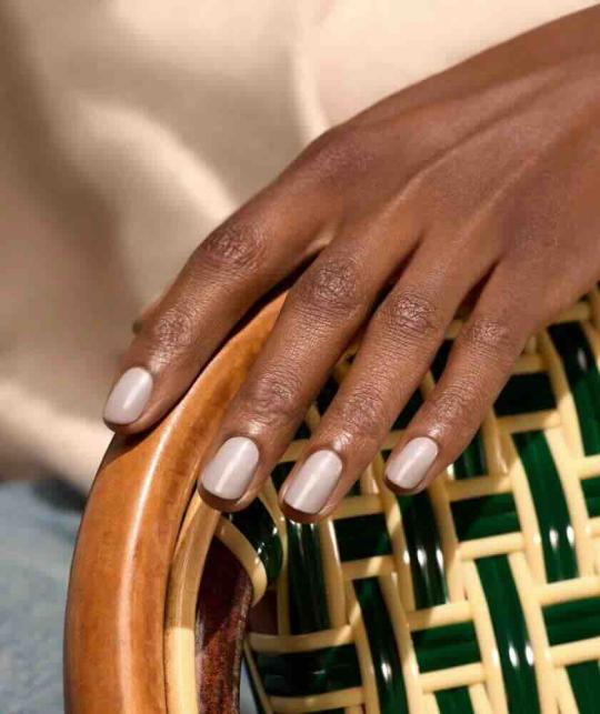 Pariser Lifestyle-Maniküre mit dem perlgrauen Nagellack Tweed GREEN™ Manucurist – zeitlose Eleganz bei L’Officina Paris