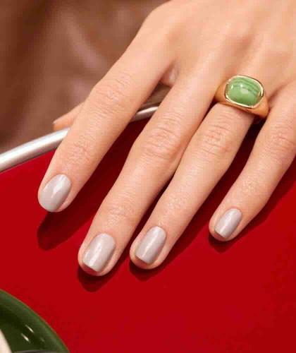 Pariser Maniküre mit dem grauen Tweed Nagellack GREEN™ Manucurist – urbane Eleganz in Paris