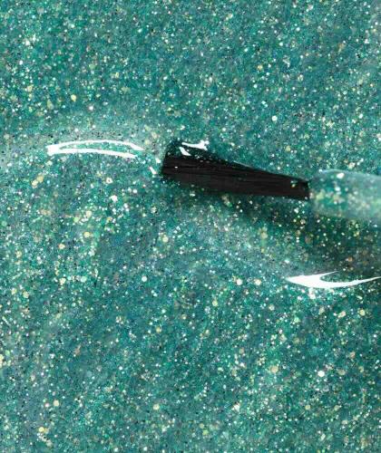 Swatch des MARIUS Tannengrün Nagellacks, Gold und Silber schimmernd, Petite MANUCURIST.