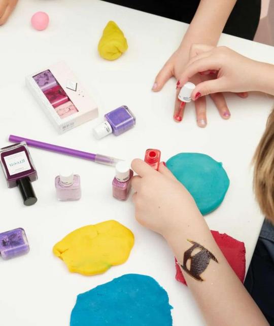 Spielerische Kinder-Maniküre mit Petite Manucurist Nagellack, bunte kreative Momente
