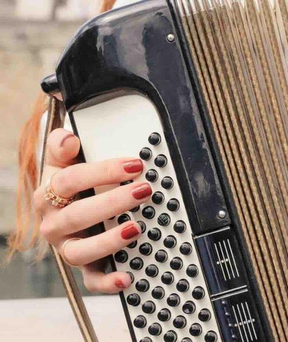 Pariser Stil: rotbrauner Nagellack Bohème Manucurist GREEN™ - L'Officina Paris