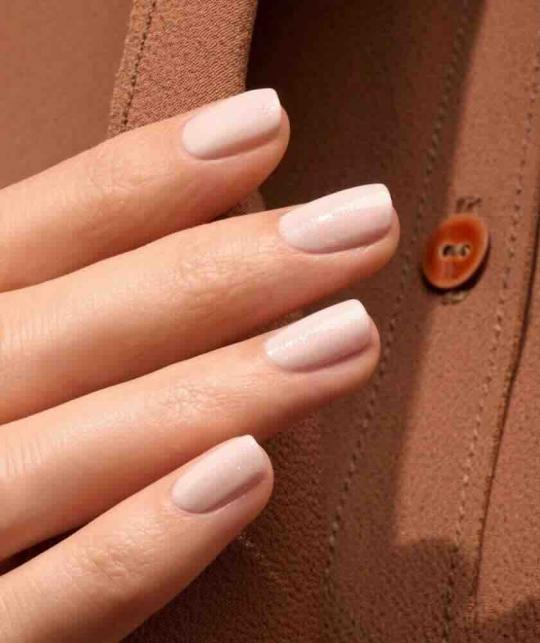 Manucurist GREEN™ Gloss – eleganter Nagellack in Weiß mit perlmuttartigem Rosé-Schimmer