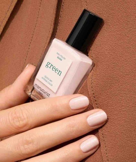 Manucurist GREEN™ Gloss Nagellack – glänzendes Weiß mit roséfarbenem Schimmer