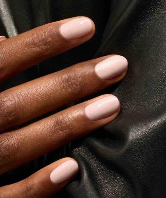 Nagellack – glänzendes Weiß mit roséfarbenem Schimmer – Manucurist GREEN™ Gloss