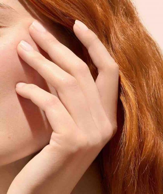 Frau mit natürlicher Maniküre und Active Smooth CC-Nagellack von Manucurist – gepflegte, glatte Nägel L’Officina Paris