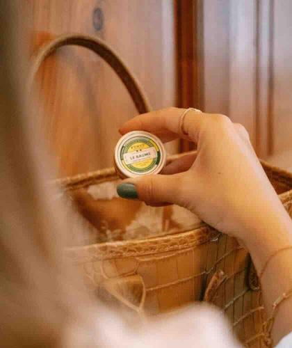 Féret Parfumeur Le Baume Parfum Veilchen Mini 15ml, Multi-Use für Lippen, Hände und Gesicht, 100% natürlich – L’Officina Paris