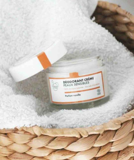 Bio-Deodorant Vanille für sensible Haut Clémence & Vivien auf Handtuch, L’Officina Paris Naturkosmetik