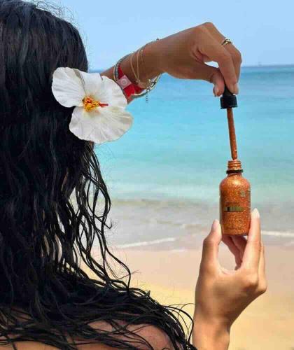 Schimmerndes Trockenöl mit Monoi Duft - Körperöl Naturkosmetik Clémence & Vivien - bei l'Officina Paris