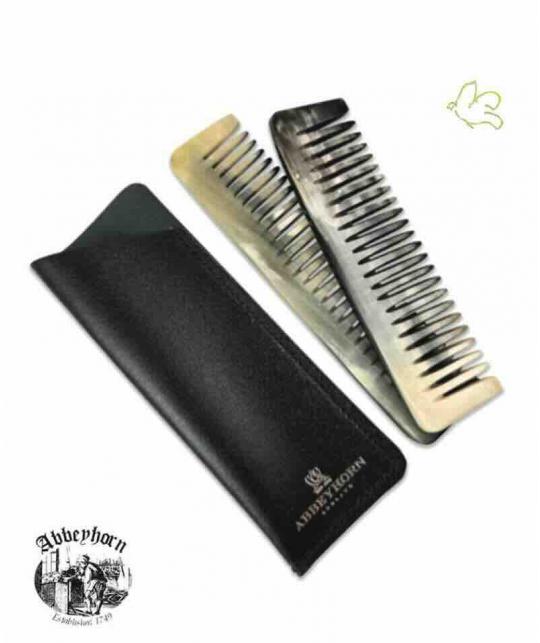 In Silber geprägtes Abbeyhorn-Logo auf hochwertigem Lederetui für Hornkamm