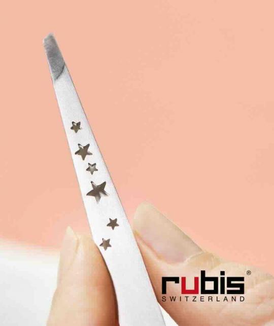 Zoom auf die fein eingestanzten Sterne der Rubis Pinzette Six Stars, Präzisionspinzette mit Edelstahlspitzen
