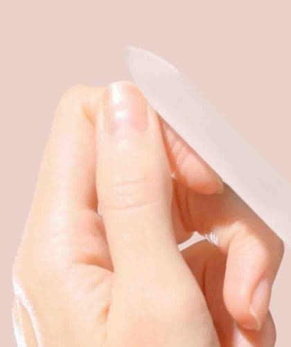 Präzises Feilen der Nägel mit Manucurist Glas-Nagelfeile – natürliche, gepflegte Fingernägel | L’Officina Paris