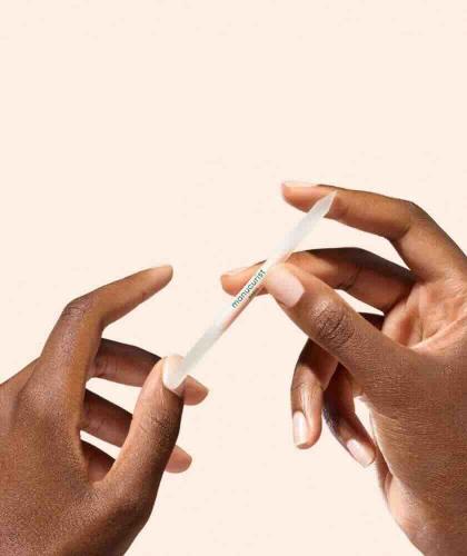 Sanftes Zurückschieben der Nagelhaut mit dem Nagelhautschieber aus Glas Manucurist | L’Officina Paris