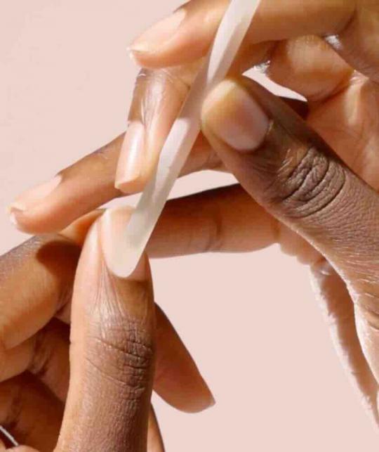 Nagelhautschieber aus Glas Manucurist für sanftes Zurückschieben der Nagelhaut | L’Officina Paris