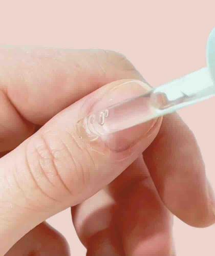 Natürliche Maniküre mit dem Nagelhautschieber aus Glas Manucurist | L’Officina Paris