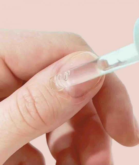 Natürliche Maniküre mit dem Nagelhautschieber aus Glas Manucurist | L’Officina Paris