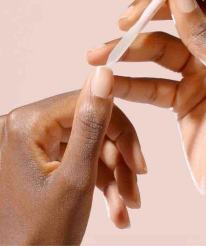 Reinigung unter dem Nagel mit dem Nagelhautschieber aus Glas Manucurist | L’Officina Paris