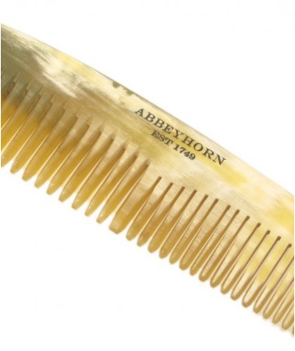 Close-up of Abbeyhorn horn comb – double tooth, premium craftsmanship - l'Officina Paris