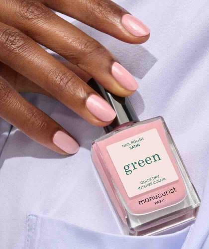 Manucurist Vernis GREEN™ Satin – vernis rose pâle nacré semi-opaque, formule naturelle et vegan – L'Officina Paris