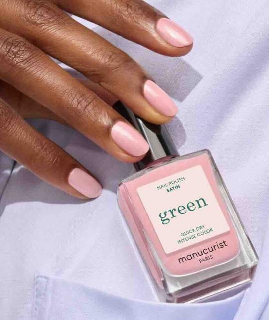 Manucurist Vernis GREEN™ Satin – vernis rose pâle nacré semi-opaque, formule naturelle et vegan