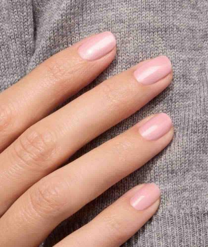 Natural, luminous nails wearing Manucurist GREEN™ Satin – pearly pale pink, effortless elegance