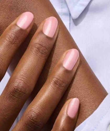 Soft pearly pale pink manicure with Manucurist GREEN™ Satin – elegant and luminous finish