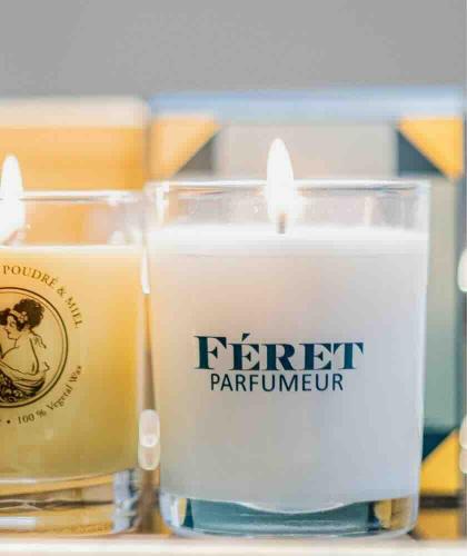 Elegante französische Art-Deco Duftkerze Veilchen, stilvolles Interieur Féret Parfumeur – L’Officina Paris